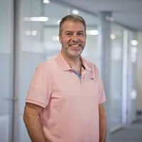 foto van een man die lacht